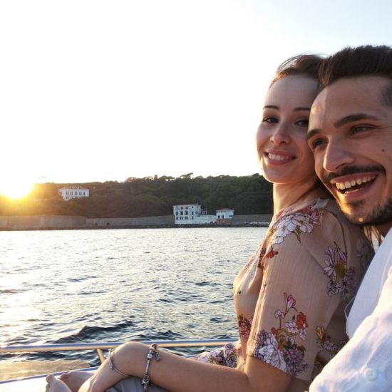 Coppia sorridente in barca di fronte Posillipo, Napoli