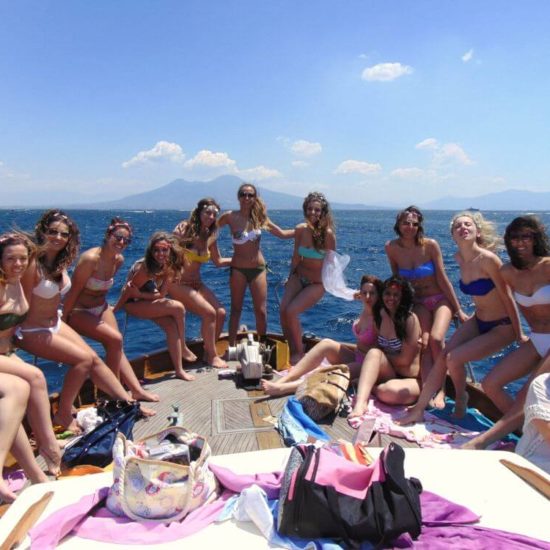 Ragazze festeggiano addio al nubilato in barca nel Golfo di Napoli