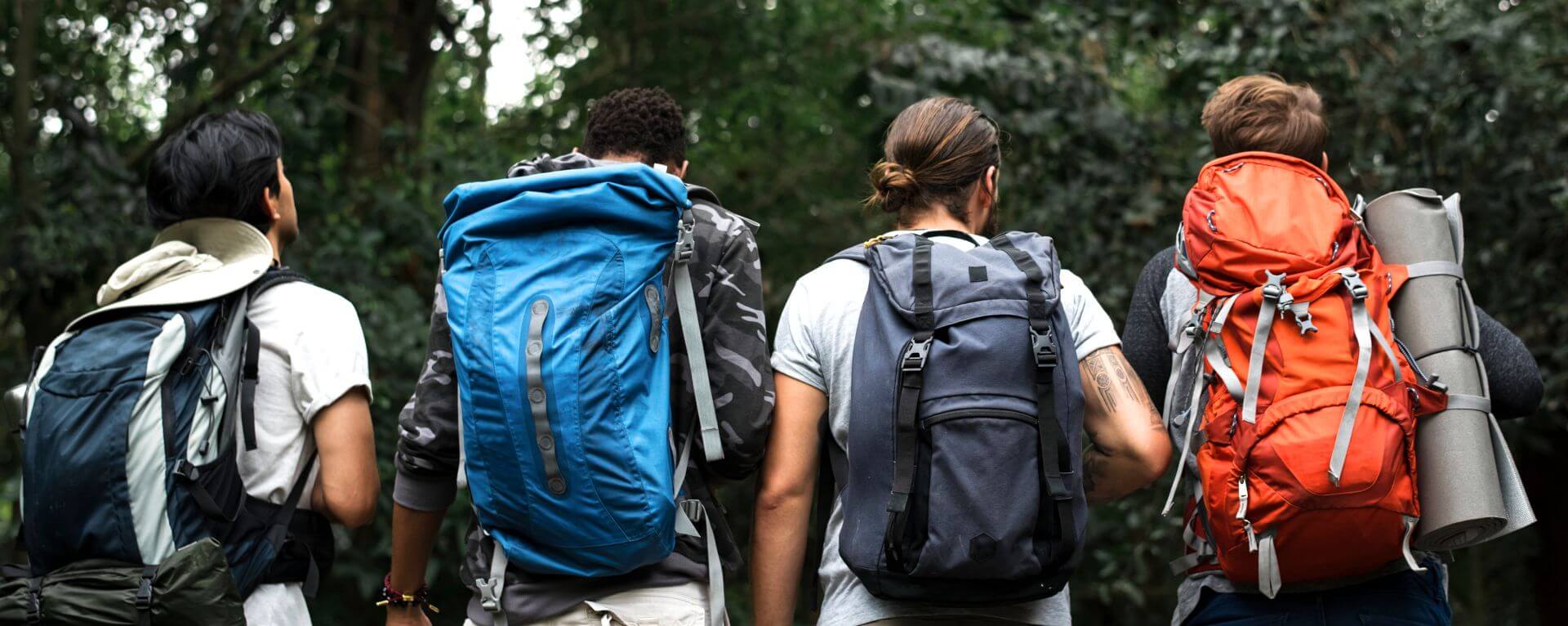 Gruppo di amici parte in escursione nel Parco Nazionale del Vesuvio