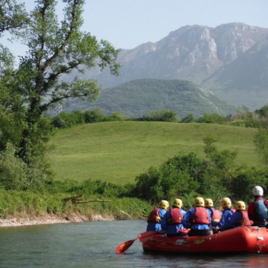 Gruppo di escursionisti scende il fiume in rafting