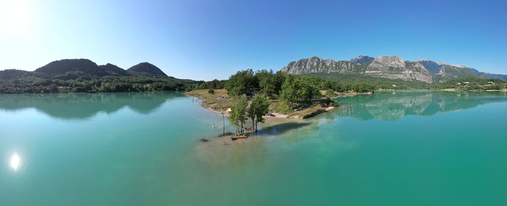 lago visto dall'alto con specchio d'acqua color turchese