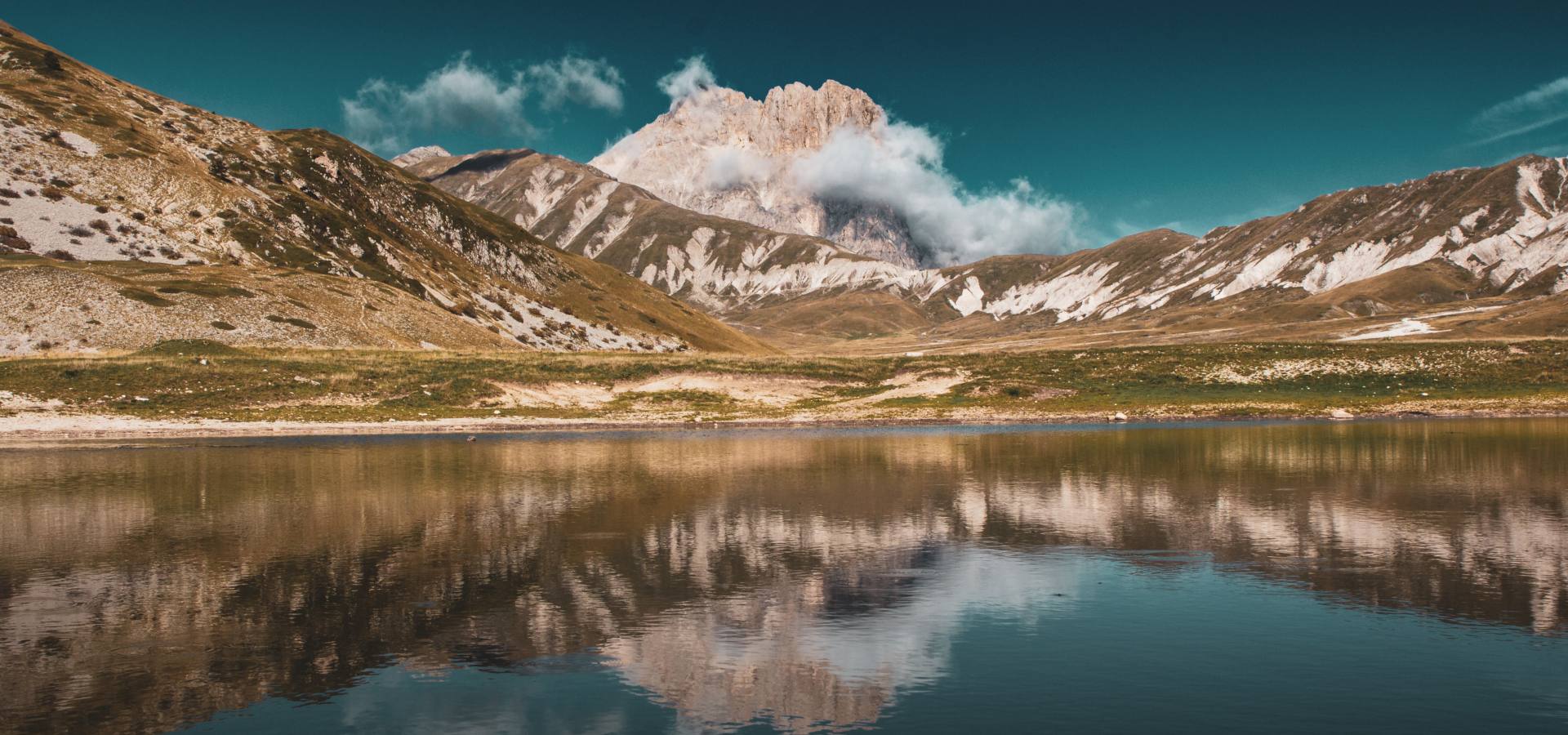 paesaggio montuoso che rispecchia su un lago